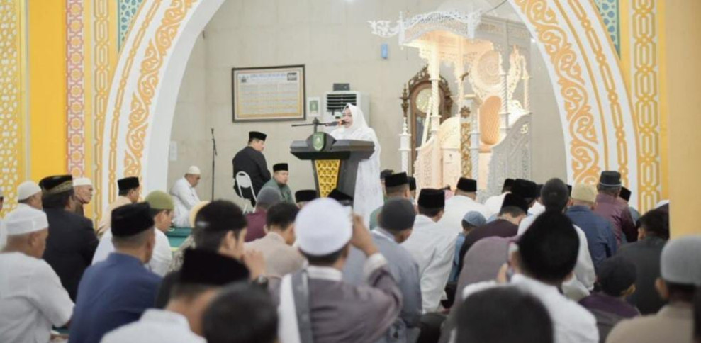 Bupati Kasmarni dan Keluarga Tunaikan Shalat Idul Fitri di Masjid Besar Arafah Duri