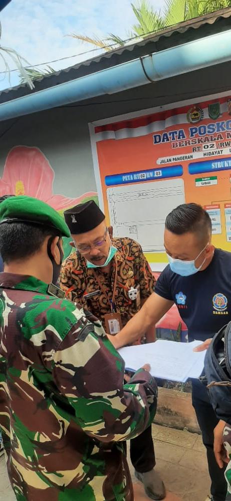 Pembina YVB Marlis Syarif Bersama Ketua PSMTI Salurkan Bantuan Kepada Warga Lorong Melur Yang saat ini Menjalani PPKM