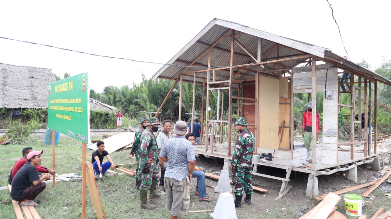 Dandim 0303/Bengkalis Tinjau Pelaksanaan Rehab Rumah Warga Desa Pangkalan Batang