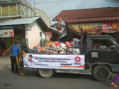 Langsung Turun Tangan, Ketua DPRD Pekanbaru Turunkan Tim Angkut Sampah di Marpoyan Damai dan Bukit Raya 