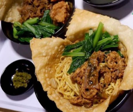 Sajikan Mie Ayam Pangsit, Yuk Mampir di Waroeng Hot Cafe dan Resto Tembilahan
