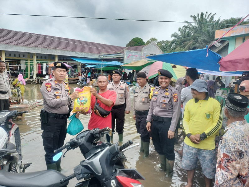 Sat Samapta Polres Inhu Patroli, Silahtuhrahmi dan Salurkan Bantuan di 2 Lokasi Banjir