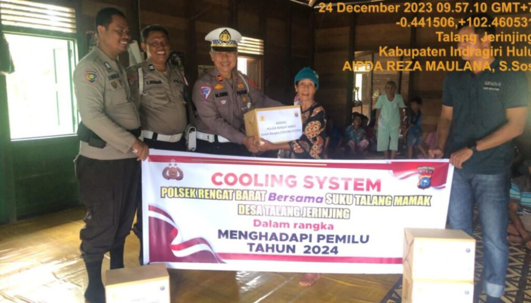 Kapolsek Rengat Barat Gelar Cooling System dan Salurkan Bansos di Desa Talang Jerinjing