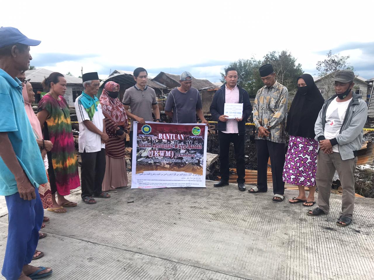 IKWM Pekanbaru Salurkan Bantuan Kepada Korban Kebakaran di Mandah
