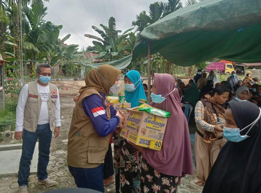 Peduli Korban Banjir, Pemkab Inhu Serahkan Bantuan ke Warga Desa Penyaguan