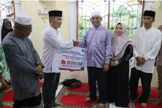 Pj Bupati Inhil serahkan Bantuan CSR untuk masjid Nurul Huda