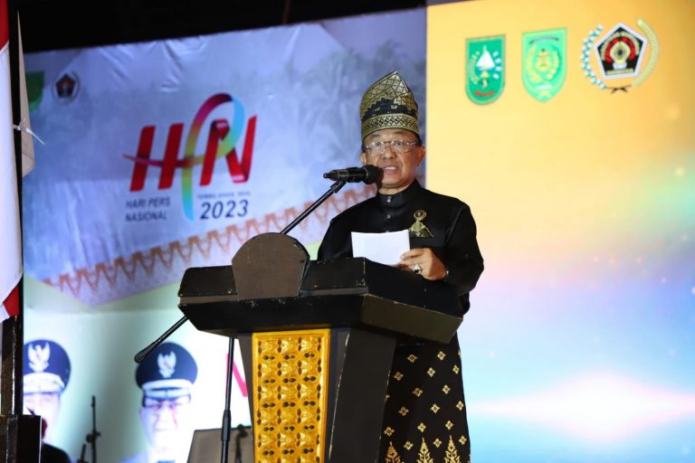 Puncak HPN di Inhil, Bupati HM Wardan dan 5 Tokoh Terima PWI Riau Award 2023