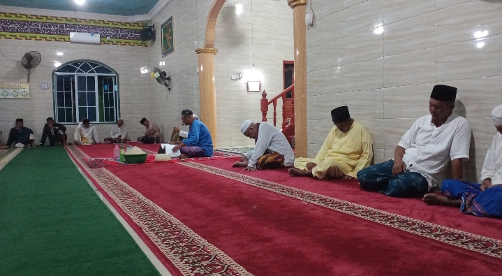 Warga Kampung Tanjung Dua Peringati Isra Mi'raj 1445.H dengan Membacakan Hikayat Di Masjid Asshobirin.