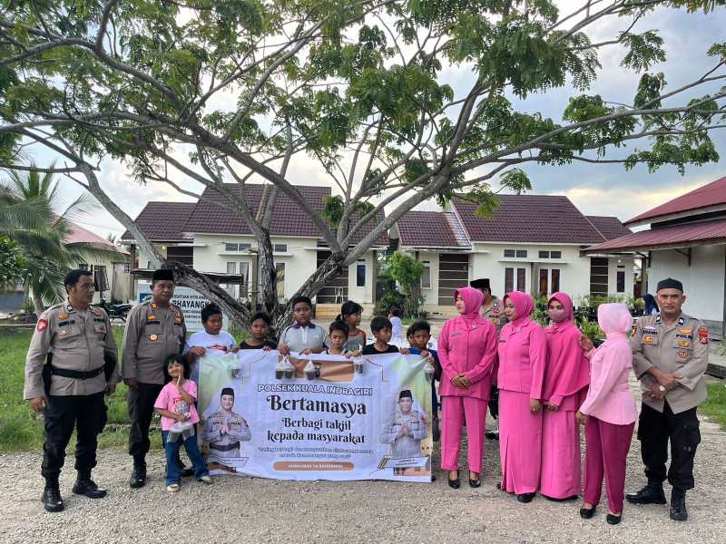 Bulan Penuh Berkah, Polsek Kuala Indragiri dan Bhayangkari Bagikan Takjil Gratis Kepada Masyarakat