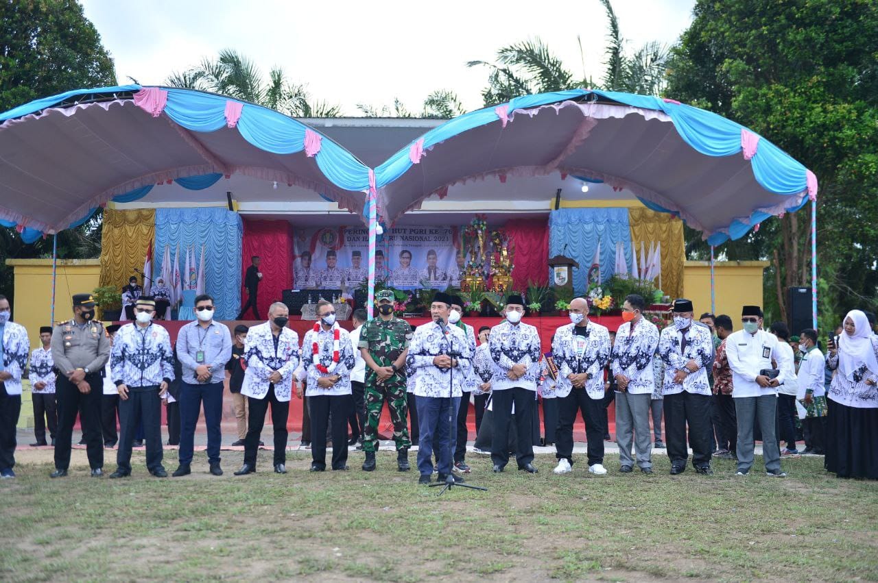 Tak Hiraukan Panas, Gubernur Riau memilih Bersama Guru di HUT PGRI 