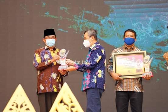 Bupati Inhil HM Wardan Terima Penghargaan Peringkat II KI Award Riau Tahun 2020