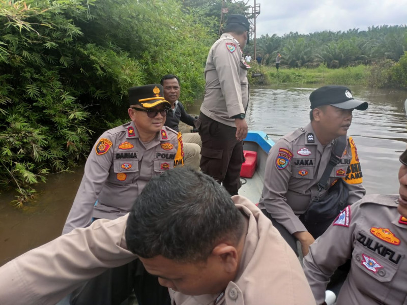 Berikan Sembako dan Sampaikan Pemilu Damai, Kapolsek Pinggir Patroli Ke Daerah Sungai Penaso Menelusuri Rawa dan Danau Rawan Banjir