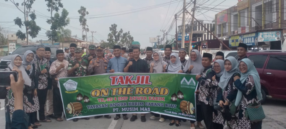 Yayasan Anwar Karim Cabang Riau Gelar Aksi Bagi-bagi Takjil On The Road