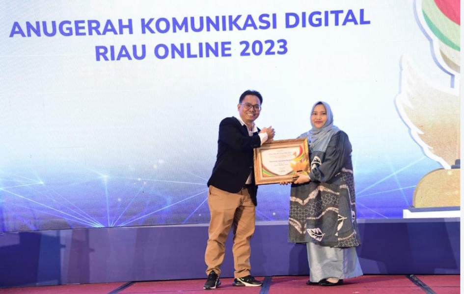 Sukses Berikan Inovasi Pelayanan Terbaik, Bupati Kasmarni Terima Penghargaan dari Riau Online