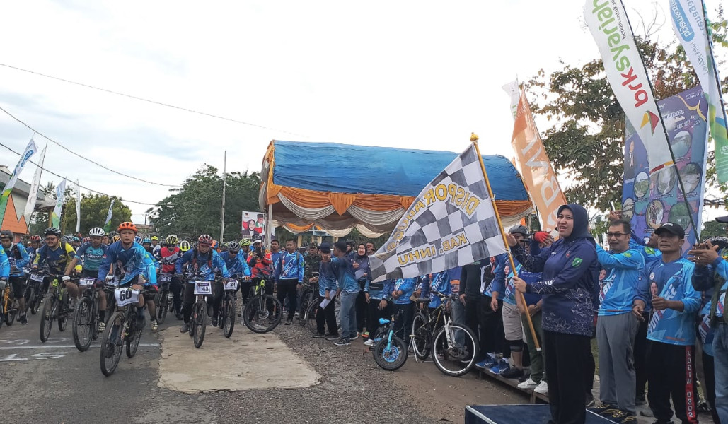 Bupati Rezita Lepas Peserta Gowes Fun Bike Pesona Indragiri Hulu 2023