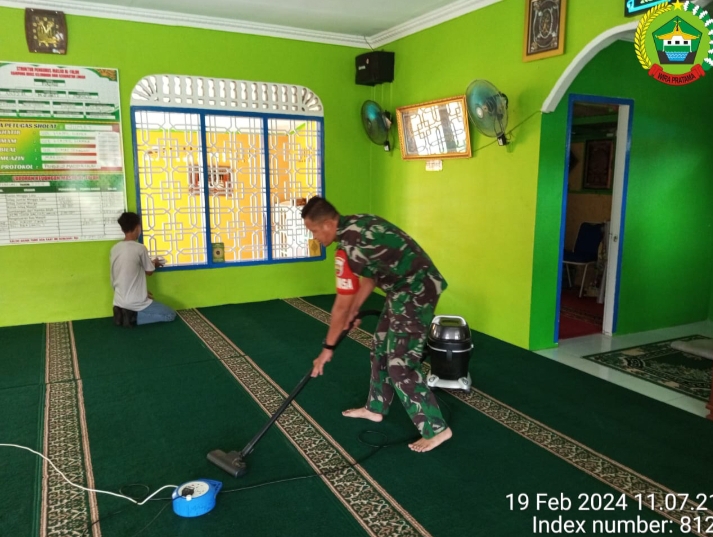 Jaga Kebersihan Tempat Ibadah, Babinsa Koramil 05 Daik  Bersihkan Perkarangan  Masjid Bersama Warga Binaannya.