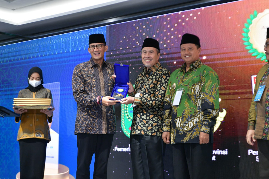 Gubri Syamsuar Boyong 6 Penghargaan dari 10 Kategori Anugerah Adinata Syariah 2023