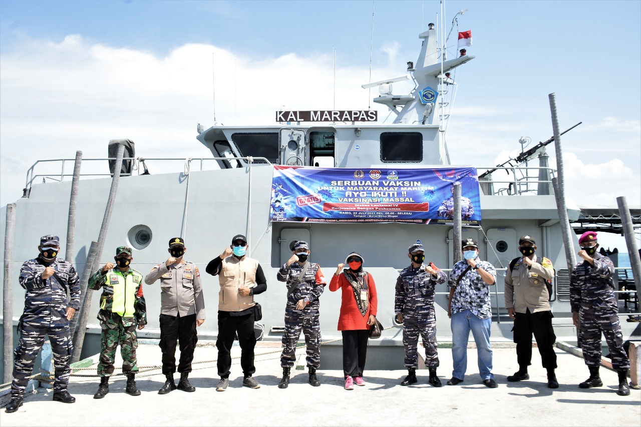 TNI AL Serbu Masyarakat Maritim Pulau Terluar Mapur Dengan Vaksin Covid-19