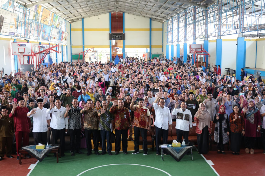 Ansar Serahkan Bantuan Insentif Guru SMA/SMK  Swasta se-Kota Batam
