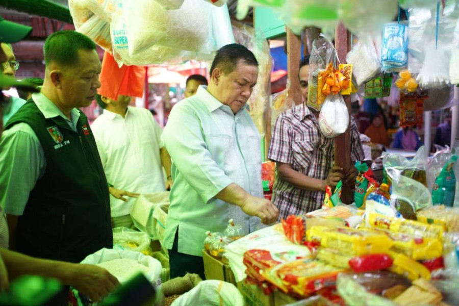 Pastikan Ketersediaan Bahan Pokok, Pj Gubernur Riau SF Hariyanto Mendatangi Pasar di Pekanbaru