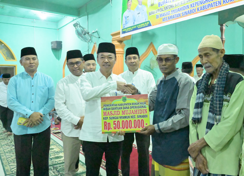 Bupati Rohil Salurkan Bantuan Operasional Masjid Mujahidin Sungai Nyamuk