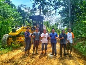 Belasan Tahun Rusak, Jalan di Desa Bukit Kauman Kuansing Diperbaiki