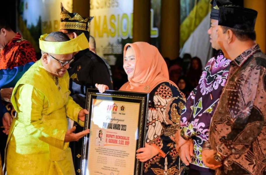 Bupati Kasmarni Terima Anugerah PWI Riau Award 2023