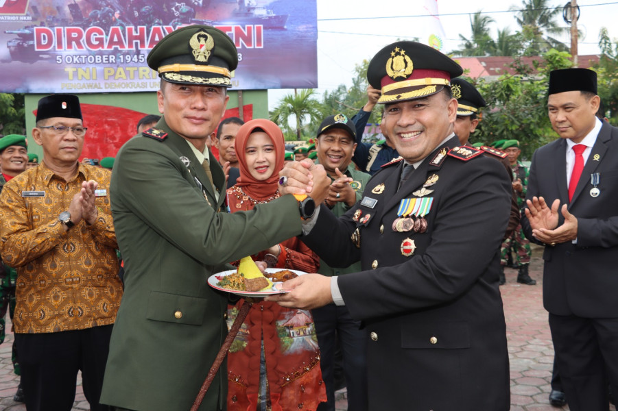 Puncak HUT ke-78 TNI, Kapolres Inhu Berikan Surprise Untuk Dandim 0302/Inhu