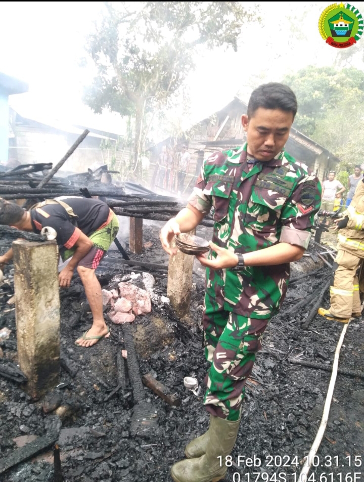 Babinsa Koramil 05 Daik, Kodim 0315/Tanjung Pinang Bantu Evakuasi Musibah Kebakaran.