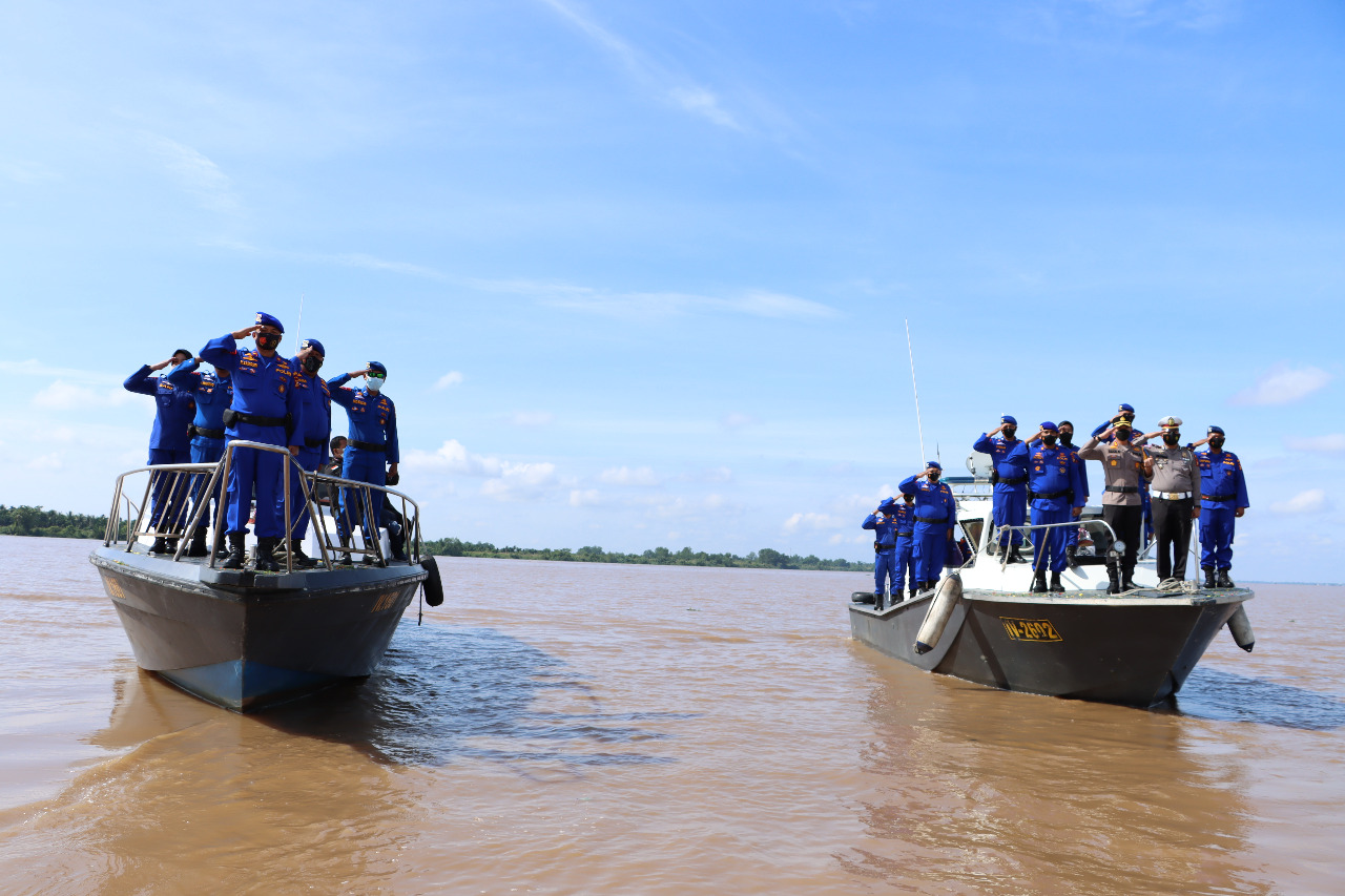 Peringati HUT Polairud Ke-71 Polres Inhil Laksanakan Tabur Bunga di Perairan Sungai Indragiri