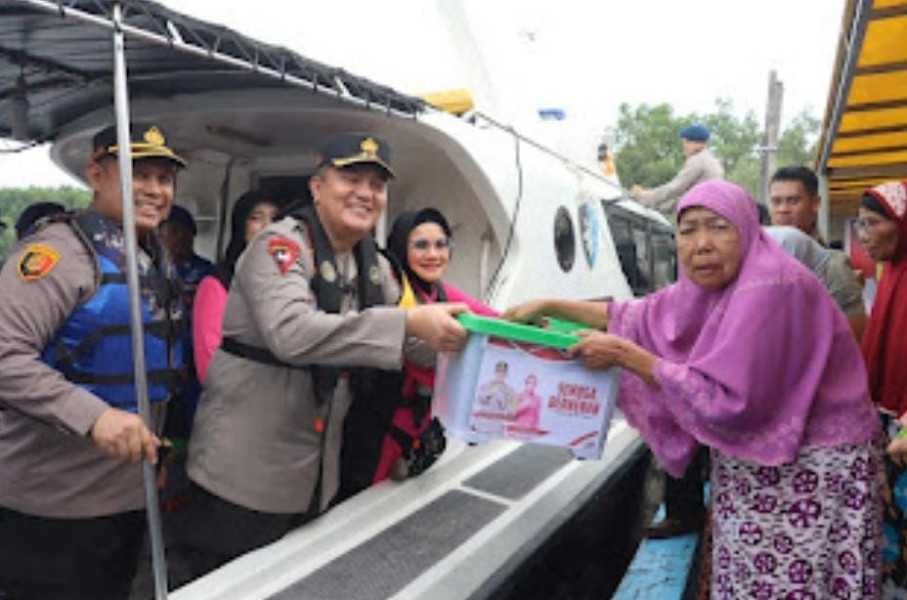 Kapolda Riau Irjen Pol Mohammad Iqbal, S.I.K, M.H Berkunjung ke Masyarakat Bantaran Sungai Dumai