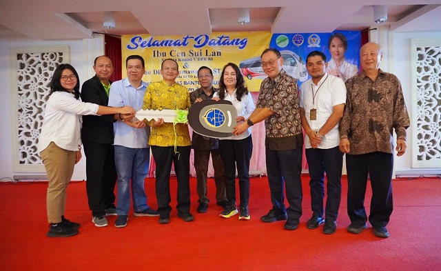 Cen Sui Lan Serahkan Bantuan Bus Sekolah Untuk Yayasan Bumi Maitri Tanjungpinang
