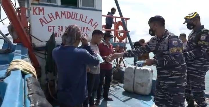 Luar Biasa !!! TNI AL Lantamal IV Beri Vaksin Covid-19 Kepada Nelayan Yang Sedang Melaut