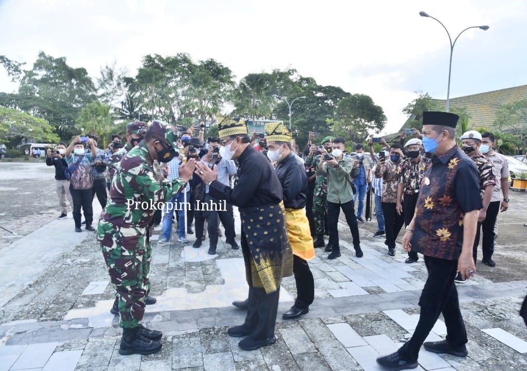 Bupati HM. Wardan Sambut Kunker Pangdam I/Bukit Barisan Dengan Adat Melayu