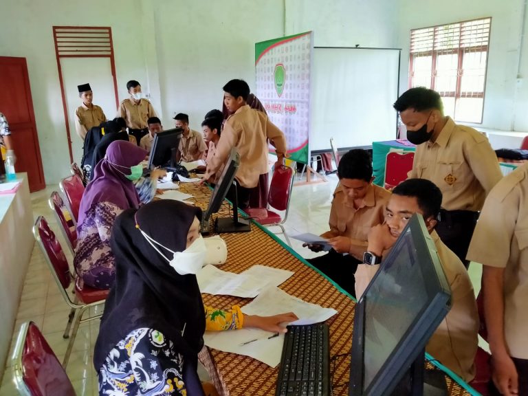 Dinkes Inhil Melalui UPT Puskesmas Kuala Lahang Gelar Vaksinasi Bagi 65 Pelajar di Gaung