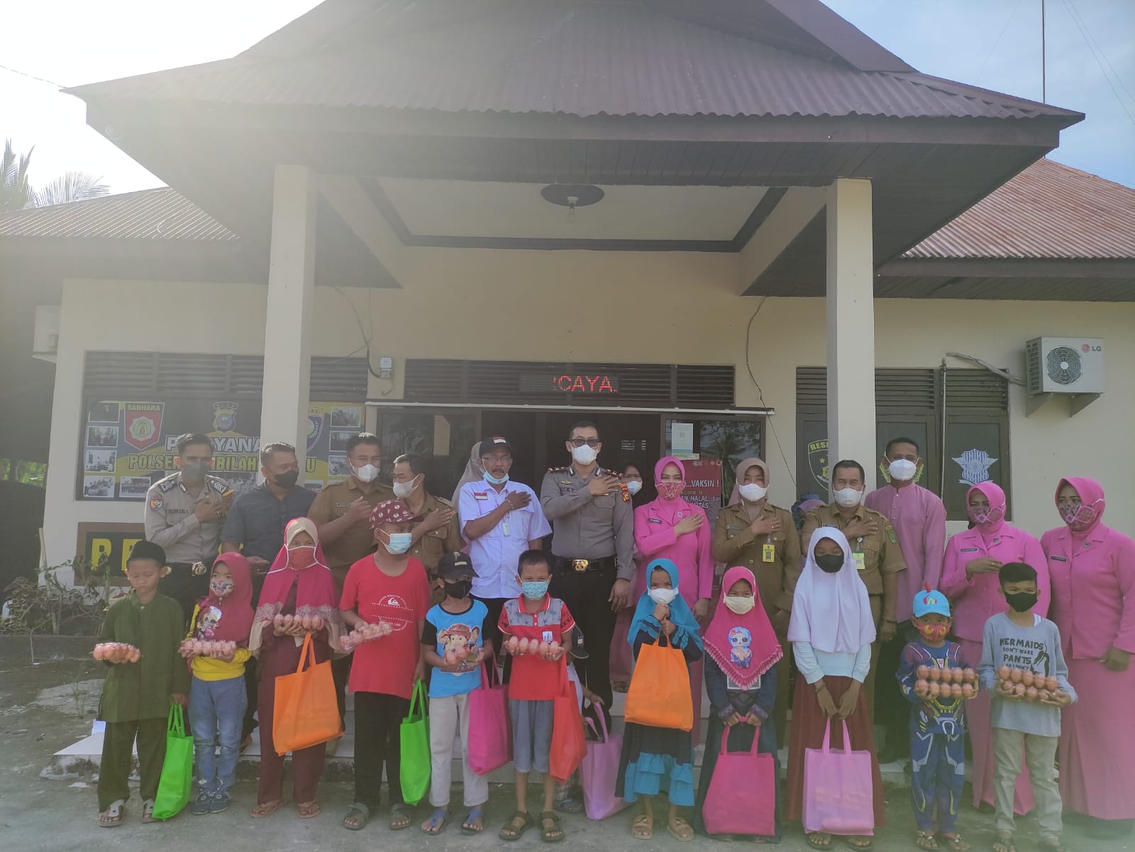 Bersama Vioni Bersaudara, Kapolsek Tembilahan Hulu Gelar Silaturahmi dan Beri Bingkisan ke Anak Yatim-piatu