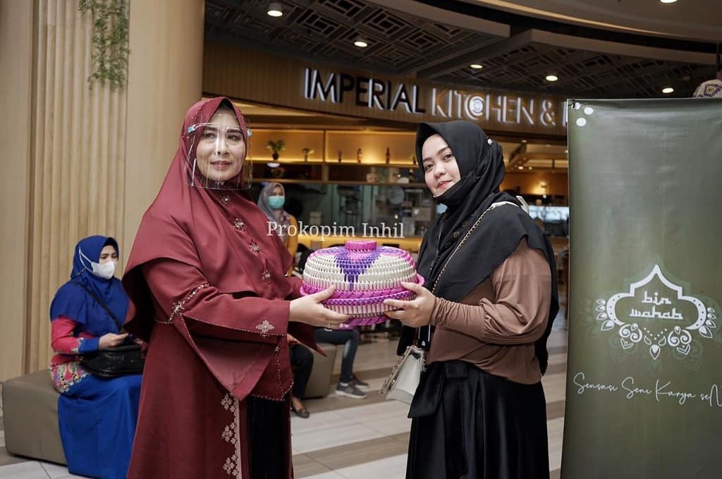 Ketua Dekranasda Hj.Zulaikhah Wardan Ikuti Riau Internasional Fashion, Tampilkan Batik Hasil Kerajinan Inhil 